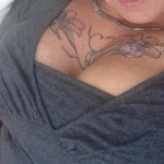 Reife Frau mit Tattoos